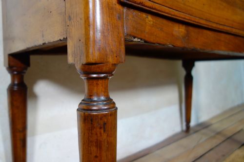 A LATE 18TH CENTURY WALNUT ITALIAN SERPENTINE CONSOLE TABLE - ADDITIONAL PHOTO 1