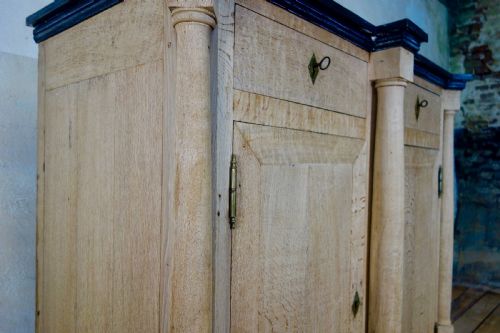 A LARGE TALL EARLY 19TH CENTURY FRENCH BLEACHED OAK EMPIRE SIDE CABINET CUPBOARD - ADDITIONAL PHOTO 1