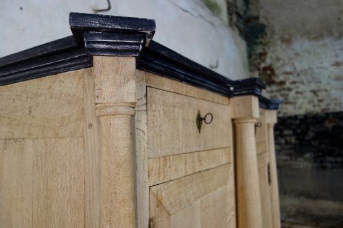 A LARGE TALL EARLY 19TH CENTURY FRENCH BLEACHED OAK EMPIRE SIDE CABINET CUPBOARD - ADDITIONAL PHOTO 3