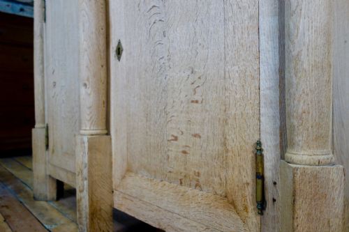 A LARGE TALL EARLY 19TH CENTURY FRENCH BLEACHED OAK EMPIRE SIDE CABINET CUPBOARD - ADDITIONAL PHOTO 6