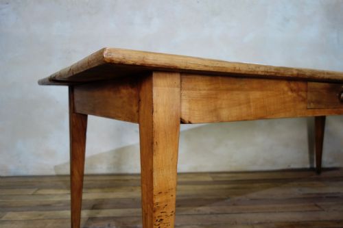 A 19TH CENTURY FRENCH FRUITWOOD FARMHOUSE TABLE - ADDITIONAL PHOTO 5