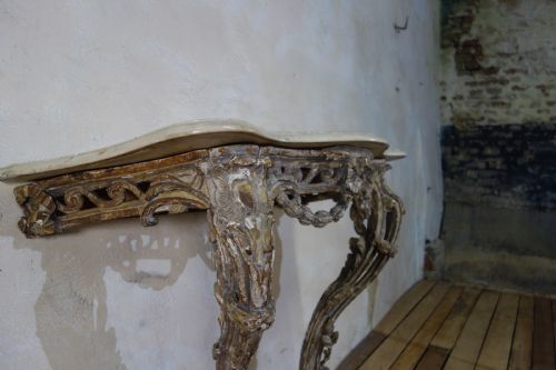 AN 18TH CENTURY FRENCH MARBLE TOP CONSOLE TABLE - ADDITIONAL PHOTO 5