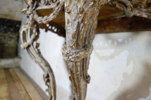 AN 18TH CENTURY FRENCH MARBLE TOP CONSOLE TABLE - ADDITIONAL PHOTO 1