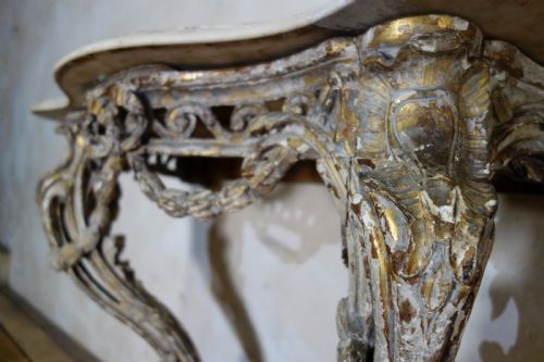 AN 18TH CENTURY FRENCH MARBLE TOP CONSOLE TABLE - ADDITIONAL PHOTO 3