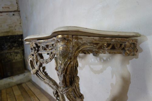 AN 18TH CENTURY FRENCH MARBLE TOP CONSOLE TABLE - ADDITIONAL PHOTO 4