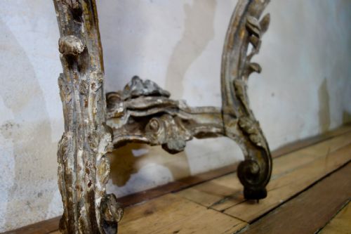 AN 18TH CENTURY FRENCH MARBLE TOP CONSOLE TABLE - ADDITIONAL PHOTO 6