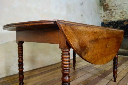 A 19TH CENTURY FRENCH CHESTNUT DROP LEAF TABLE - ADDITIONAL PHOTO 10
