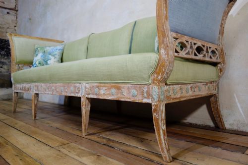 AN ELEGANT 18TH CENTURY GUSTAVIAN SWEDISH DRY SCRAPED SOFA LINDOME CIRCA 1790 - ADDITIONAL PHOTO 1