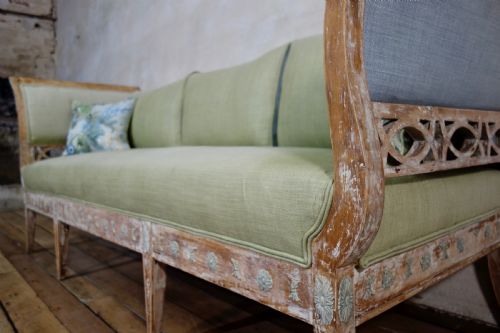 AN ELEGANT 18TH CENTURY GUSTAVIAN SWEDISH DRY SCRAPED SOFA LINDOME CIRCA 1790 - ADDITIONAL PHOTO 2