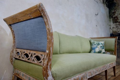AN ELEGANT 18TH CENTURY GUSTAVIAN SWEDISH DRY SCRAPED SOFA LINDOME CIRCA 1790 - ADDITIONAL PHOTO 3
