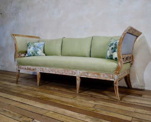 AN ELEGANT 18TH CENTURY GUSTAVIAN SWEDISH DRY SCRAPED SOFA LINDOME CIRCA 1790 - ADDITIONAL PHOTO 4