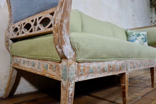 AN ELEGANT 18TH CENTURY GUSTAVIAN SWEDISH DRY SCRAPED SOFA LINDOME CIRCA 1790 - ADDITIONAL PHOTO 5