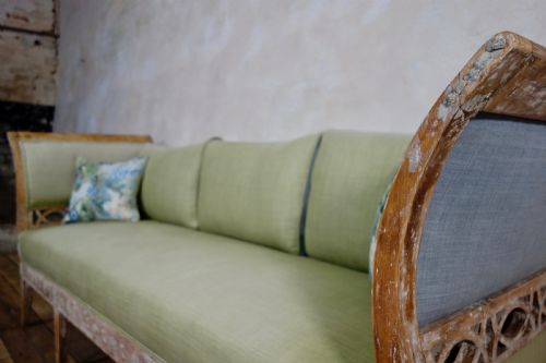 AN ELEGANT 18TH CENTURY GUSTAVIAN SWEDISH DRY SCRAPED SOFA LINDOME CIRCA 1790 - ADDITIONAL PHOTO 6