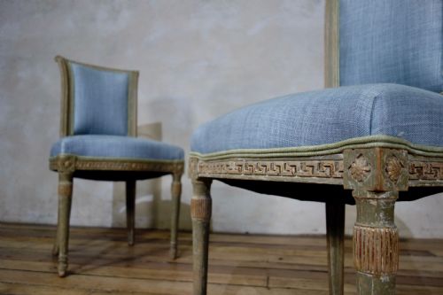 A PAIR OF FRENCH 19TH CENTURY LOUIS XVI STYLE UPHOLSTERED SERPENTINE SIDE CHAIRS - ADDITIONAL PHOTO 2