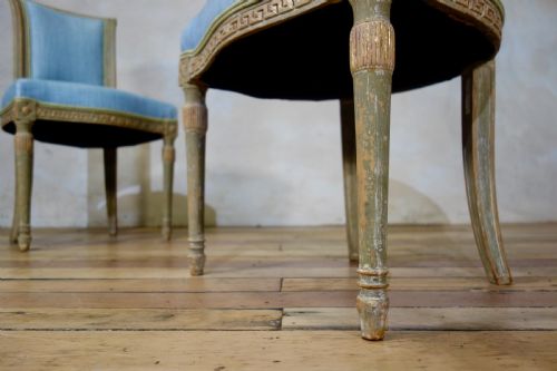 A PAIR OF FRENCH 19TH CENTURY LOUIS XVI STYLE UPHOLSTERED SERPENTINE SIDE CHAIRS - ADDITIONAL PHOTO 3