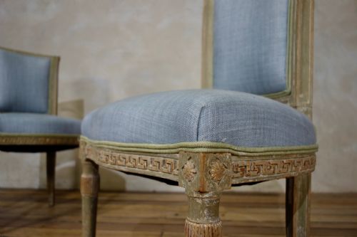 A PAIR OF FRENCH 19TH CENTURY LOUIS XVI STYLE UPHOLSTERED SERPENTINE SIDE CHAIRS - ADDITIONAL PHOTO 4