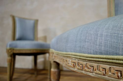 A PAIR OF FRENCH 19TH CENTURY LOUIS XVI STYLE UPHOLSTERED SERPENTINE SIDE CHAIRS - ADDITIONAL PHOTO 5