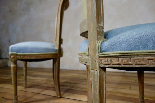 A PAIR OF FRENCH 19TH CENTURY LOUIS XVI STYLE UPHOLSTERED SERPENTINE SIDE CHAIRS - ADDITIONAL PHOTO 10