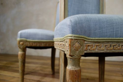 A PAIR OF FRENCH 19TH CENTURY LOUIS XVI STYLE UPHOLSTERED SERPENTINE SIDE CHAIRS - ADDITIONAL PHOTO 11