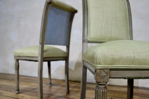 A PAIR OF 19TH CENTURY FRENCH PAINTED LOUIS XVI STYLE SIDE CHAIRS - ADDITIONAL PHOTO 1