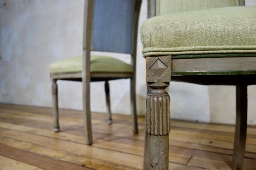 A PAIR OF 19TH CENTURY FRENCH PAINTED LOUIS XVI STYLE SIDE CHAIRS - ADDITIONAL PHOTO 2