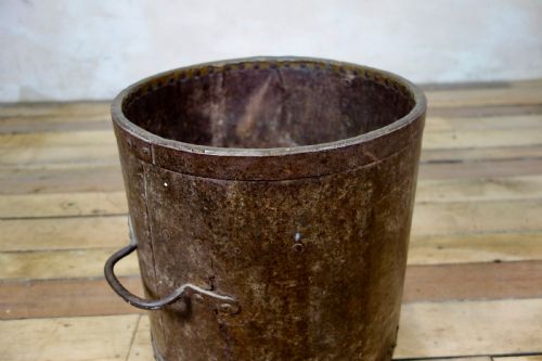 A PRIMITIVE 19THCENTURY BUSHEL BARREL MEASURE VESSEL - ADDITIONAL PHOTO 3