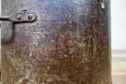 A PRIMITIVE 19THCENTURY BUSHEL BARREL MEASURE VESSEL - ADDITIONAL PHOTO 4