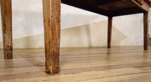 A 19TH CENTURY FRENCH ELM OAK FARMHOUSE TABLE - ADDITIONAL PHOTO 1