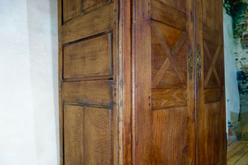 A CHARMING LATE 18TH CENTURY FRENCH PROVINCIAL OAK ARMOIRE WARDROBE - ADDITIONAL PHOTO 1