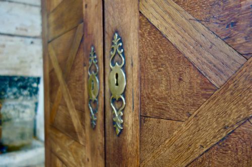 A CHARMING LATE 18TH CENTURY FRENCH PROVINCIAL OAK ARMOIRE WARDROBE - ADDITIONAL PHOTO 7