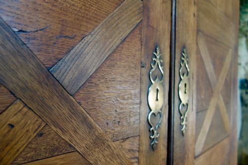 A CHARMING LATE 18TH CENTURY FRENCH PROVINCIAL OAK ARMOIRE WARDROBE - ADDITIONAL PHOTO 12