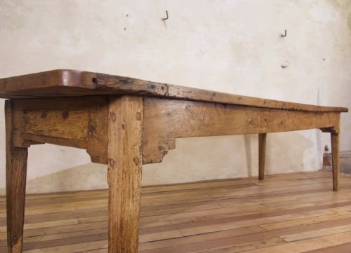 AN EXCEPTIONALLY LARGE 18TH CENTURY COUNTRY ELM FARMHOUSE TABLE - ADDITIONAL PHOTO 3