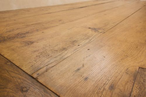 AN EXCEPTIONALLY LARGE 18TH CENTURY COUNTRY ELM FARMHOUSE TABLE - ADDITIONAL PHOTO 2