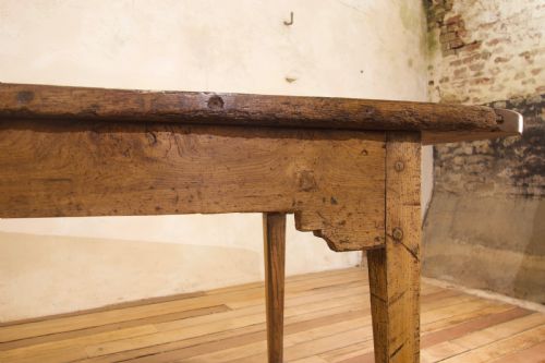 AN EXCEPTIONALLY LARGE 18TH CENTURY COUNTRY ELM FARMHOUSE TABLE - ADDITIONAL PHOTO 9