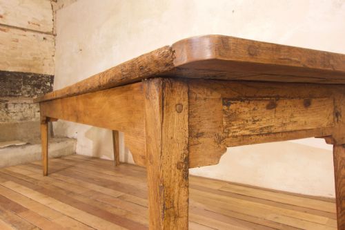 AN EXCEPTIONALLY LARGE 18TH CENTURY COUNTRY ELM FARMHOUSE TABLE - ADDITIONAL PHOTO 12