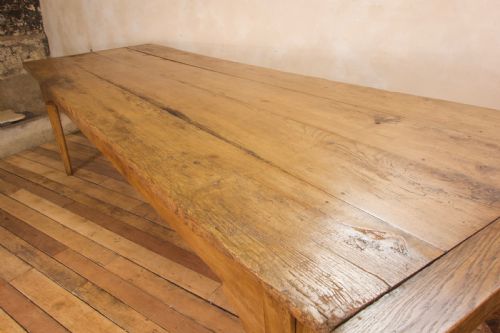 AN EXCEPTIONALLY LARGE 18TH CENTURY COUNTRY ELM FARMHOUSE TABLE - ADDITIONAL PHOTO 16