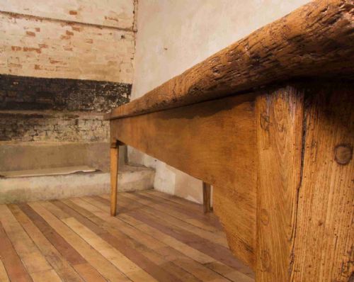 AN EXCEPTIONALLY LARGE 18TH CENTURY COUNTRY ELM FARMHOUSE TABLE - ADDITIONAL PHOTO 20