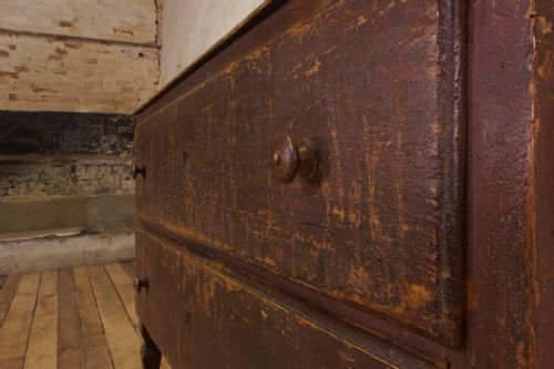 AN 18TH CENTURY NORTH ITALIAN ORIGINAL RED PAINTED COMMODE CHEST OF DRAWERS - ADDITIONAL PHOTO 2