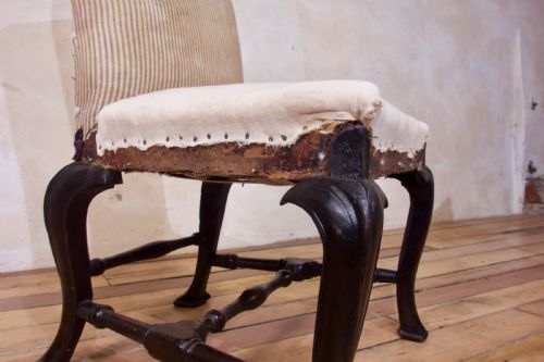 AN 18TH CENTURY EBONISED UPHOLSTERED QUEEN ANNE SIDE CHAIR - ADDITIONAL PHOTO 2