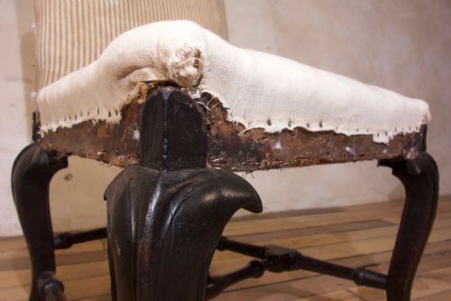 AN 18TH CENTURY EBONISED UPHOLSTERED QUEEN ANNE SIDE CHAIR - ADDITIONAL PHOTO 3
