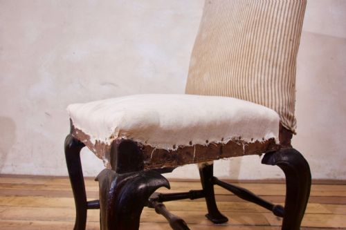 AN 18TH CENTURY EBONISED UPHOLSTERED QUEEN ANNE SIDE CHAIR - ADDITIONAL PHOTO 12