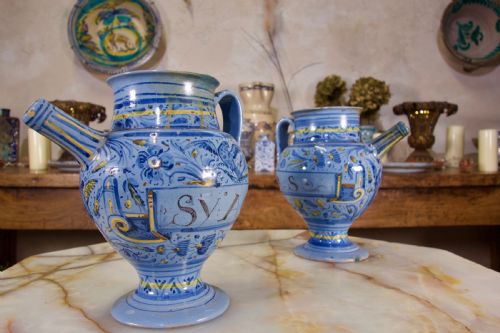 A PAIR OF MID17TH CENTURY ITALIAN MAIOLICA BERETTINO WET DRUG JARS - ADDITIONAL PHOTO 1
