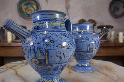 A PAIR OF MID17TH CENTURY ITALIAN MAIOLICA BERETTINO WET DRUG JARS - ADDITIONAL PHOTO 2