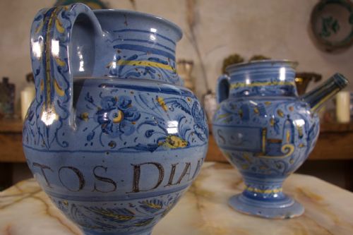 A PAIR OF MID17TH CENTURY ITALIAN MAIOLICA BERETTINO WET DRUG JARS - ADDITIONAL PHOTO 3