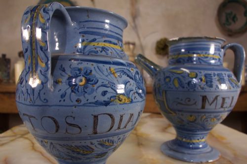 A PAIR OF MID17TH CENTURY ITALIAN MAIOLICA BERETTINO WET DRUG JARS - ADDITIONAL PHOTO 4