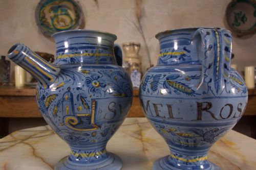 A PAIR OF MID17TH CENTURY ITALIAN MAIOLICA BERETTINO WET DRUG JARS - ADDITIONAL PHOTO 5