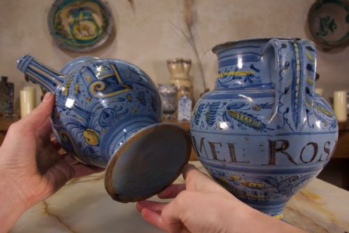 A PAIR OF MID17TH CENTURY ITALIAN MAIOLICA BERETTINO WET DRUG JARS - ADDITIONAL PHOTO 6