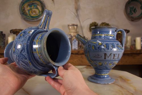 A PAIR OF MID17TH CENTURY ITALIAN MAIOLICA BERETTINO WET DRUG JARS - ADDITIONAL PHOTO 7