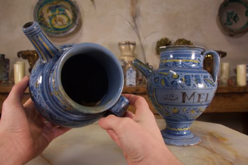 A PAIR OF MID17TH CENTURY ITALIAN MAIOLICA BERETTINO WET DRUG JARS - ADDITIONAL PHOTO 8