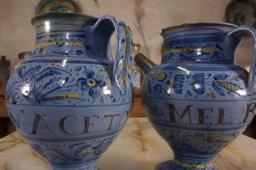 A PAIR OF MID17TH CENTURY ITALIAN MAIOLICA BERETTINO WET DRUG JARS - ADDITIONAL PHOTO 9